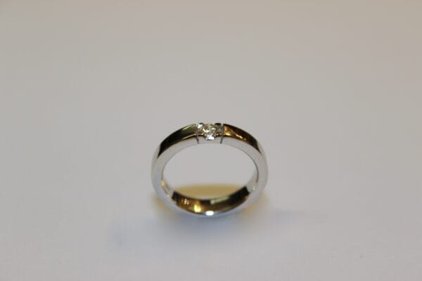 Alliancering 14 kt hvidguld med diamant
