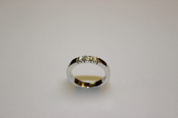 Alliancering 14 kt hvidguld med diamanter