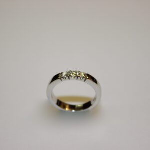 Alliancering 14 kt hvidguld med diamanter