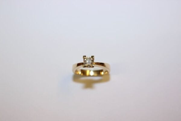 Solitaire ring med W.VS diamant