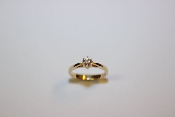 Solitaire ring 14 kt guld med 0,10 W.SI