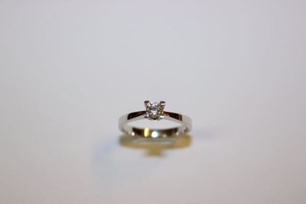 Solitaire ring i hvidguld med W.VS diamant