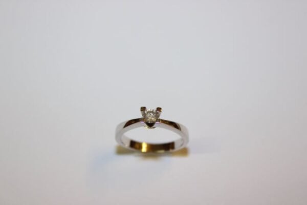Solitaire ring i hvidguld med W.SI diamant