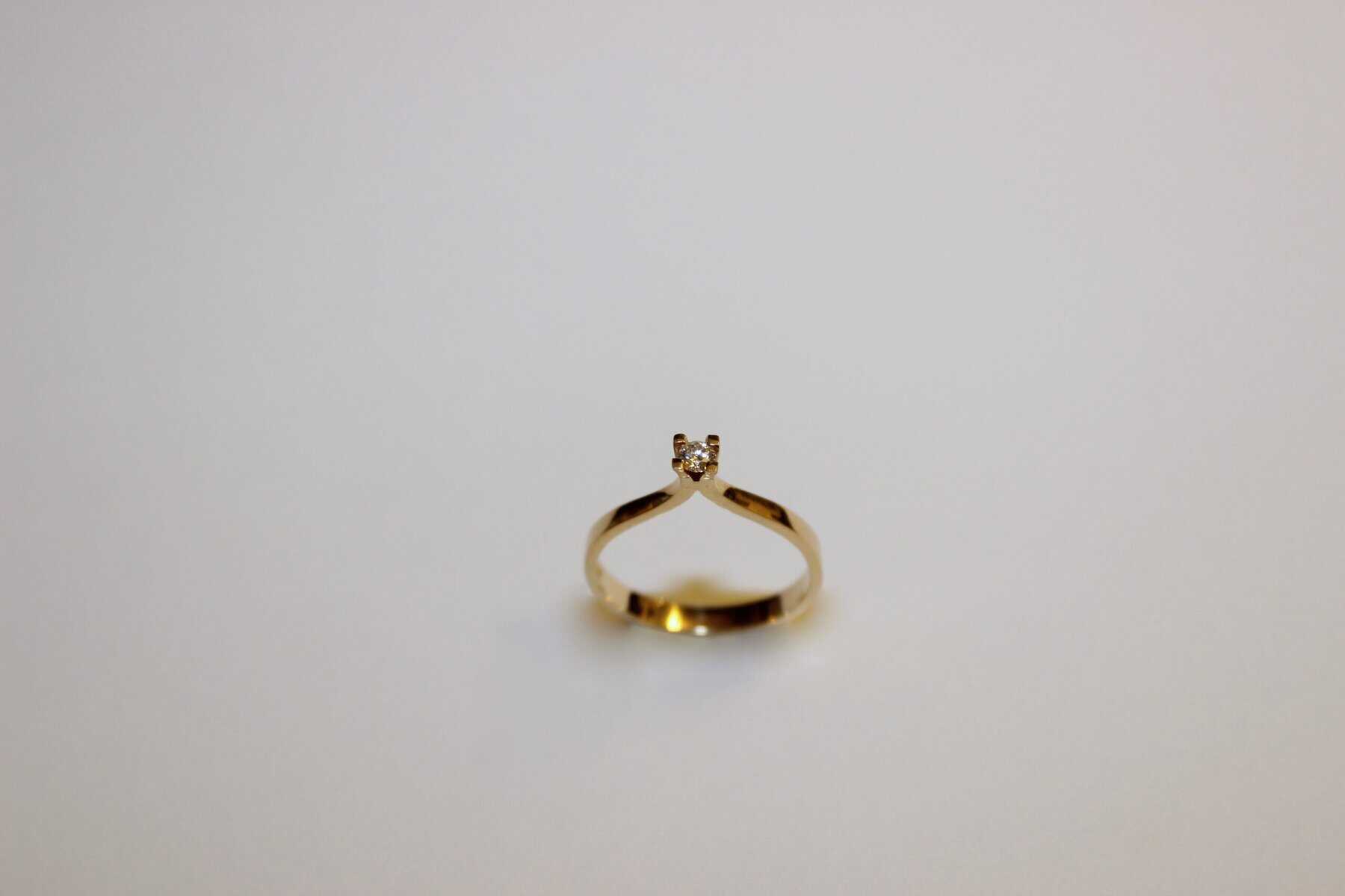 Solitaire ring 14 kt guld 0,10 W.SI