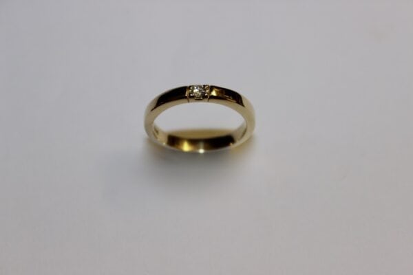 Alliancering 14 kt guld med diamant