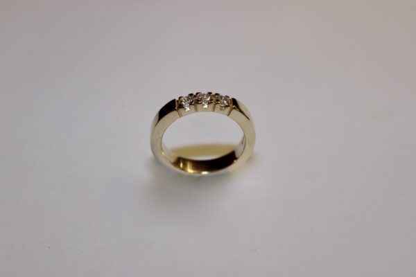 Alliancering 14 kt guld med diamanter