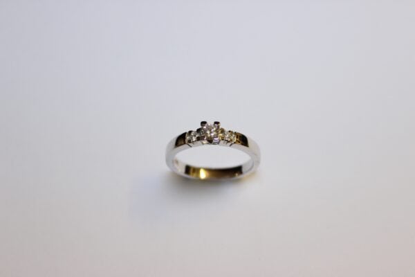 Alliance Solitaire i 14 kt hvidguld