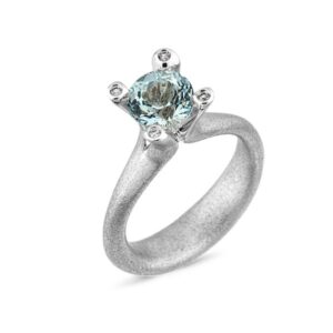 Nuran Cocktail ring i hvidguld L1899 topas