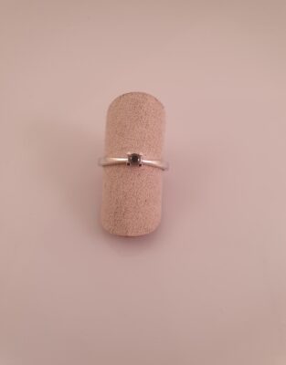 Solitaire ring med sort diamant