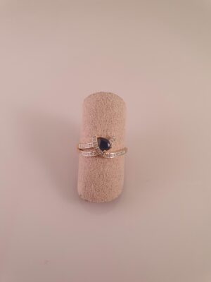Guldring med safir og diamanter