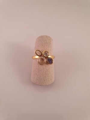 Guldring med diamanter og ægte sten