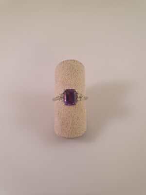 Hvidguldsring med ametyst og diamanter