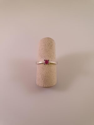 Hvidguldsring med Rubin