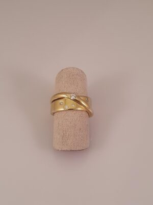 14 kt guldring med diamanter