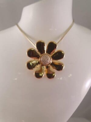 Guldblomster vedhæng med diamanter