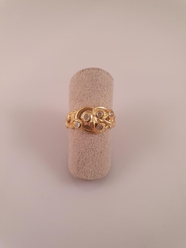 Guldring med diamanter