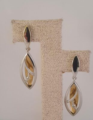 Hvidgulds ørestikker med diamanter