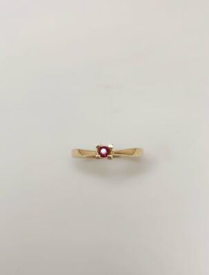 SKN 14kt solitaire Rubin ring