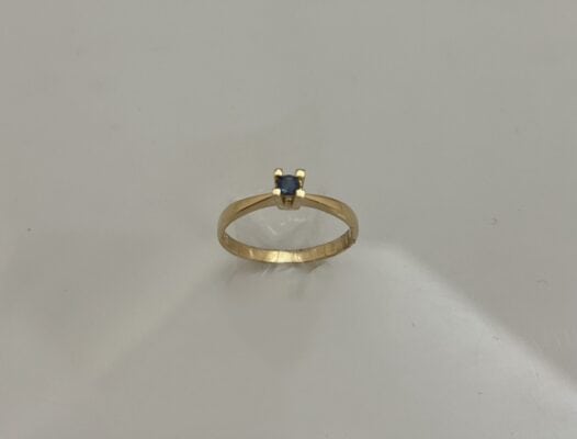 14kt solitaire ring med blå safir