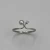 Hvidegulds ring med 1 diamant og perle.