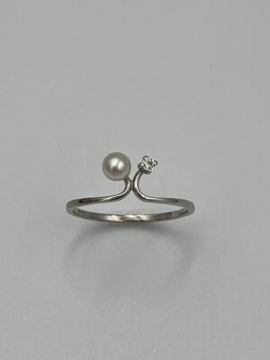 Hvidegulds ring med 1 diamant og perle.